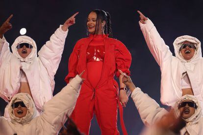 Rihanna, surrounded by dancers, at the Super Bowl final. 