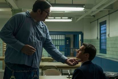 Cameron Britton (left) in the role of Ed Kemper and Jonathan Groff in a scene from series one of 'Mindhunter'.