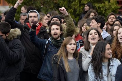URJC students demanding the resignations of Cristina Cifuentes and university president Javier Ramos.
