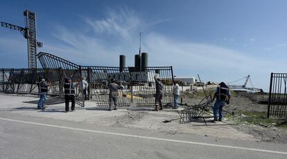 SpaceX workers fix damage at the Boca Chica base caused by the launch of 'Starship.'