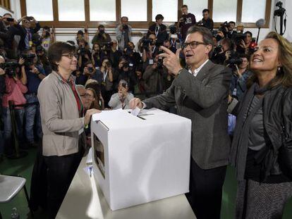 Catalan premier Artur Mas casts his vote on independence for the region on Sunday.