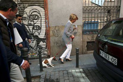 Esperanza Aguirre pasea por Malasa&ntilde;a con su perro Pecas despu&eacute;s de ir a votar. 