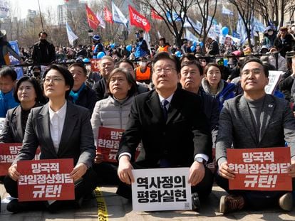 South Korea's main opposition Democratic Party leader Lee Jae-myung, center, takes part in a rally denouncing South Korean President Yoon Suk Yeol on March 18, 2023.