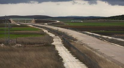 Work on the AVE high-speed rail line between Antequera (Málaga) and Seville has been on hold since 2012.