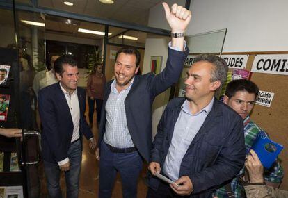 The Socialist candidate in Valladolid, Óscar Puente (center), will sit in the mayor's office thanks to a leftist alliance.