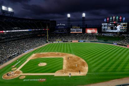 2 women injured in shooting during Chicago White Sox game