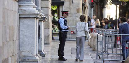 A Catalan police officer in front of regional government headquarters in Barcelona.