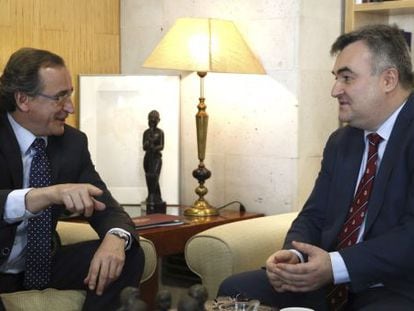 Spanish Health Minister Alfonso Alonso (left) and Russian embassy representative Sergey Melik-Bagdasarov met to discuss how to obtain medication for the diphtheria-stricken child.