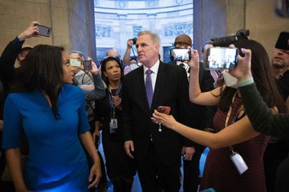Kevin McCarthy surrounded by journalists upon his arrival at the Capitol on Wednesday.