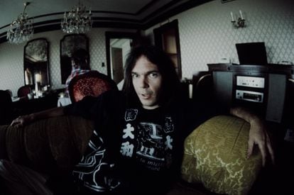Neil Young in a Tokyo hotel, 1976.