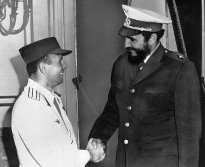 Fidel Castro and Yuri Gagarin exchange caps during the cosmonaut's trip to Cuba in 1961.