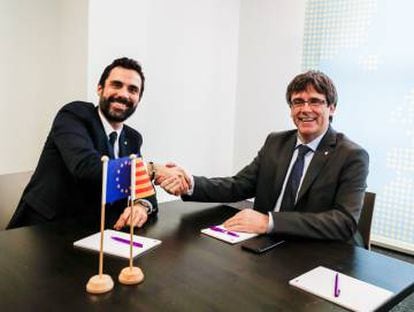 Carles Puigdemont (r) with Roger Torrent (l) in Brussels.