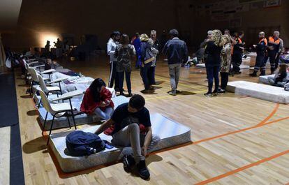 The Miguel Ángel Nadal sports hall, in Manacor, takes in people who had to be evacuated from their homes after the rainfall and flooding last night in Sant Llorenç des Cardassar.