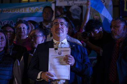 Bernardo Arévalo with his appeal for protection before the Public Ministry, on September 18 in Guatemala City.