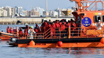 Rescued immigrants reaching Almería on December 27.