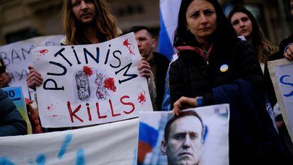 People hold a banner and a image of late Russian opposition leader Alexei Navalny on his memorial at Las Ramblas of Barcelona, Spain, February 25, 2024.