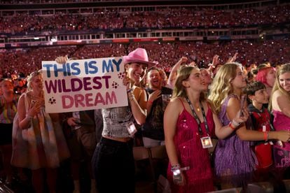 Una chica en el público muestra un cartel con una frase que hace referencia a la canción 'Wildest Dream' de Taylor Swift, en Nashville, el 7 de mayo.