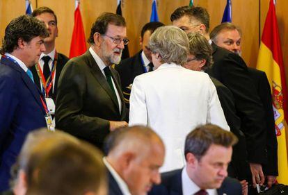 Spanish Prime Minister Mariano Rajoy (L) chats with British Prime Minister Theresa May.