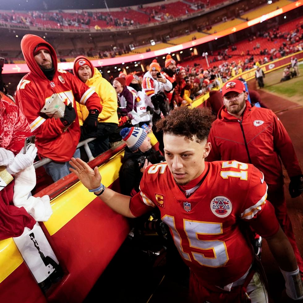 Chiefs, led by hobbled Mahomes, beat Jags 27-20 in playoffs