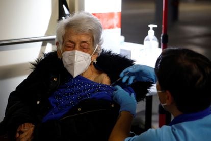 A woman in her eighties gets vaccinated at a healthcare center in Córdoba.