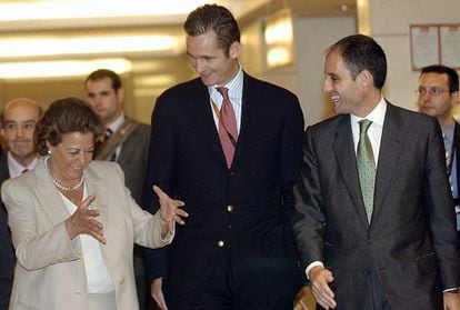 I&ntilde;aki Urdangarin is flanked by Valencia Mayor Rita Barber&aacute; (l) and then regional premier, Francisco Camps at the opening of the Valencia Summit sporting congress.