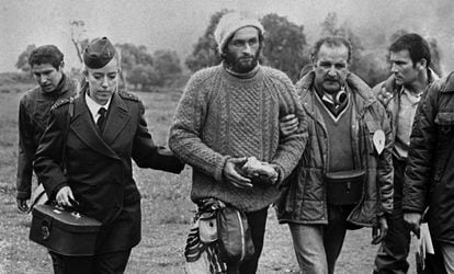  Members of a rescue team made up of Chilean police assist Fernando Parrado, after he walked for ten days to reach civilization, on December 22, 1972.