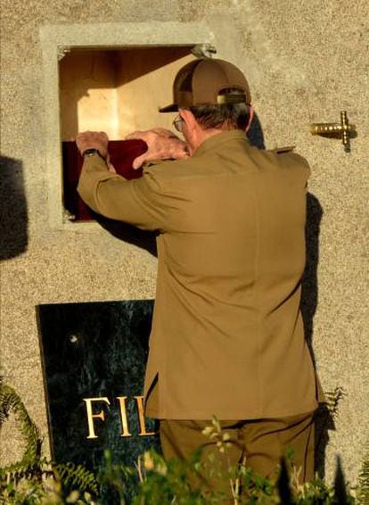 Raúl Castro places an urn containing the ashes of his brother Fidel in a mausoleum in a cemetery in Santiago de Cuba.