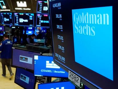 El logo del banco de inversión Goldman Sachs, en el parquet de la Bolsa de Nueva York en julio de 2021.