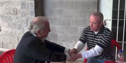 Photo taken from 2012 video of Andrés Pastrana (left) giving his hands to "Popeye."