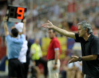 Jos&eacute; Mourinho gesticulates during Saturday night&rsquo;s defeat at Sevilla. 