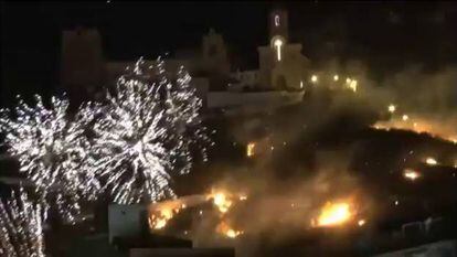 Video: The fireworks show caused a wildfire on the hillside of Cullera (Spanish narration).