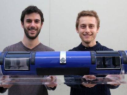 Daniel Orient and Juan Vicén with a model of their prototype.