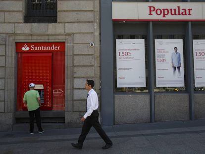 Santander and Popular branch offices next door to each other.