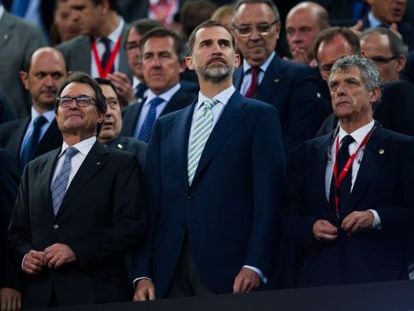 King Felipe (c) with Catalan premier Artur Mas (l) at the King’s Cup final on Saturday.