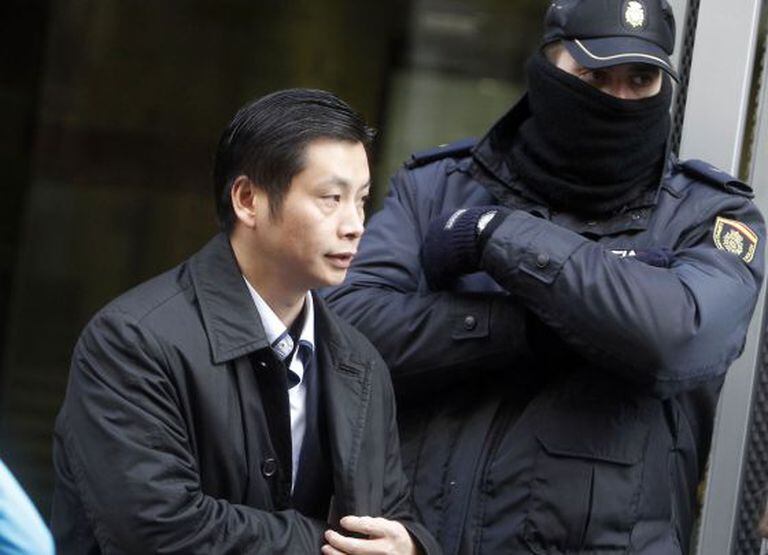 Chinese businessman Gao Ping, the alleged ringleader in the Operation Emperor money-laundering case, leaves Spain's High Court.