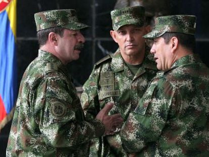 Generals Juan Pablo Rodriguez (r) and Jaime Lasprilla (c), who are named in HRW report.