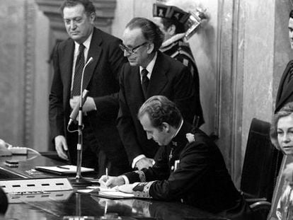 King Juan Carlos signs the Constitution in Congress on December 27, 1978.