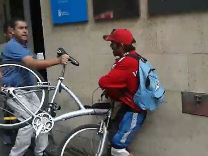 Passers-by challenge bike thief in Las Palmas