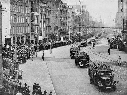Nazi troops in the center of Amsterdam, in an image dated around 1940.