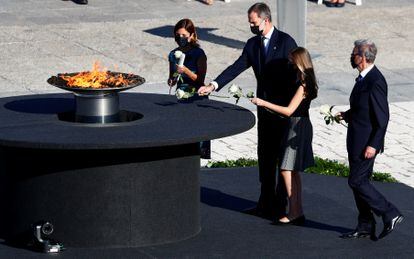 Spain's King Felipe, Queen Letizia and Princess Leonor place flowers during the state tribute to coronavirus victims.
