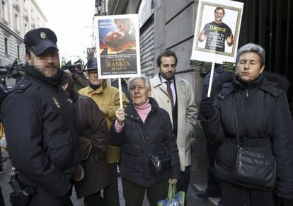 Victims of Bankia’s controversial sale of preferred shares await the arrival of former bank execs at the High Court on Monday.