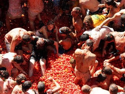 Tomatoes get handed out at the 2013 Tomatina fiesta in Buñol.