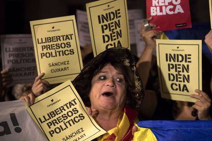 People protesting court action against two pro-independence leaders being investigated for sedition.