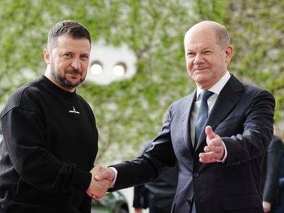 Ukrainian President Volodymyr Zelenskiy, left, is welcomed by German Chancellor Olaf Scholz at the federal Chancellery, in Berlin, Sunday, May 14, 2023.