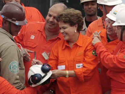 Rousseff signs autographs for Petrobras employees.
