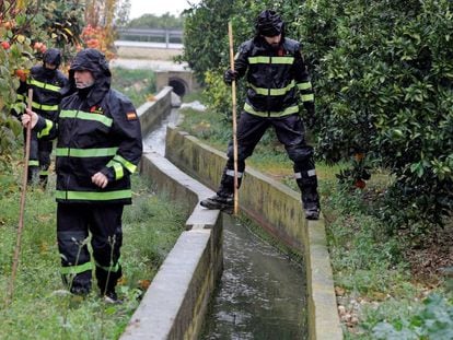 Members of the Emergency Military Unit search for the body of Marta Calvo.