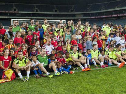 Spain’s players pose with South African children in Johannesburg.