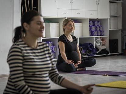 Yoga class for pregnant women in Lviv, Ukraine; 2023.