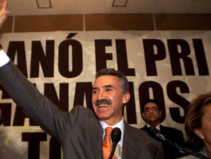 The former president of the PRI, Roberto Madrazo, at a campaign event in February 2002.