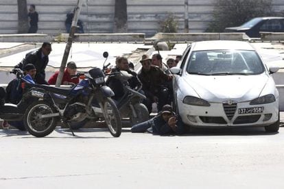 Tunisian security forces take positions during Wednesday&#039;s attack. 